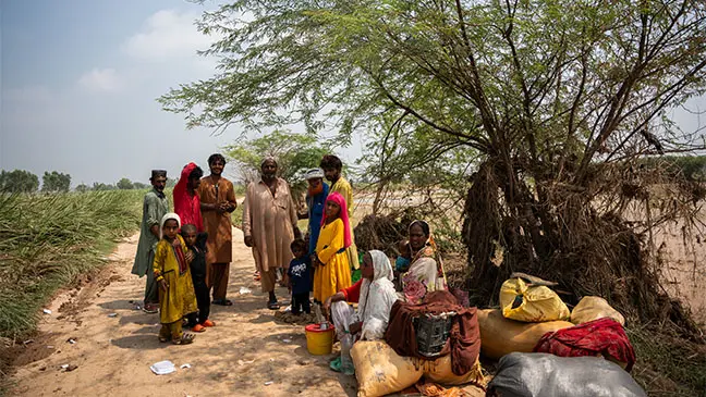 family-displaced-pakistan-floods