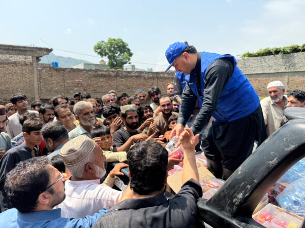 Pakistan receiving food