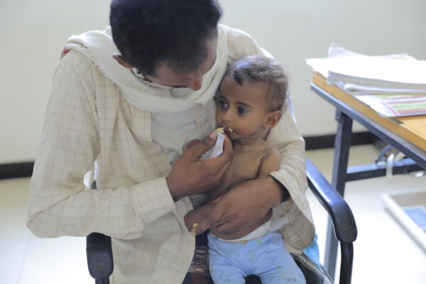 Yemen kids receiving food